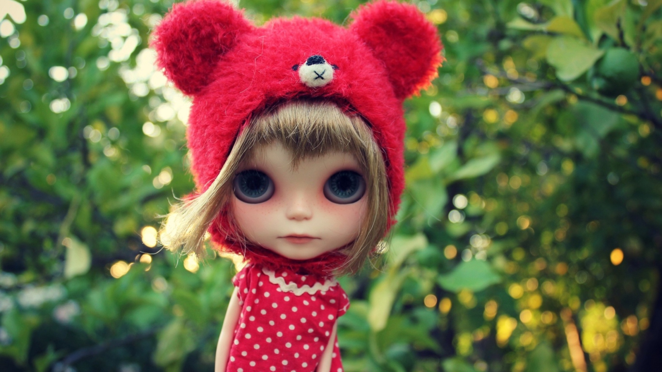Das Cute Doll In Red Hat Wallpaper 1366x768
