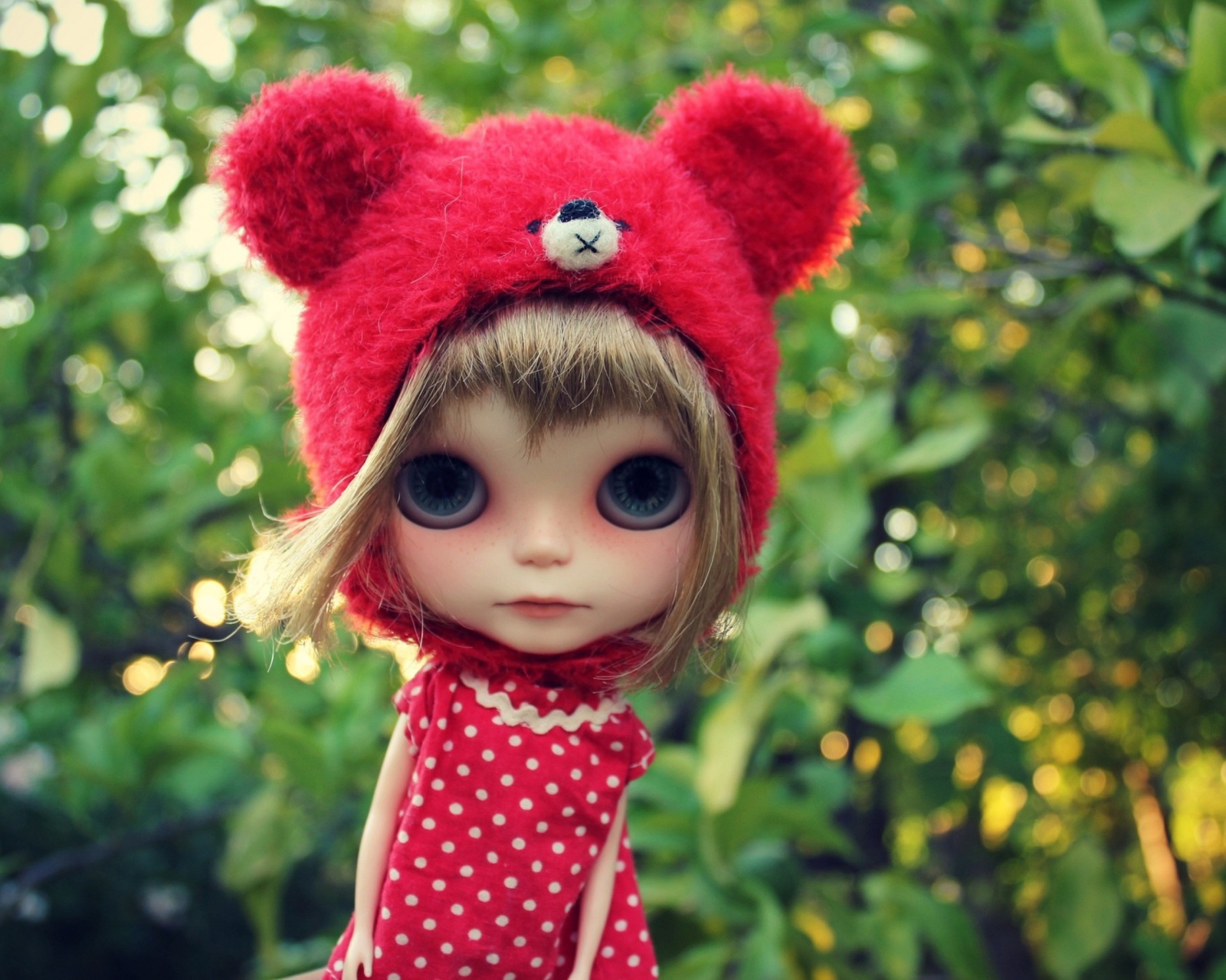 Обои Cute Doll In Red Hat 1600x1280