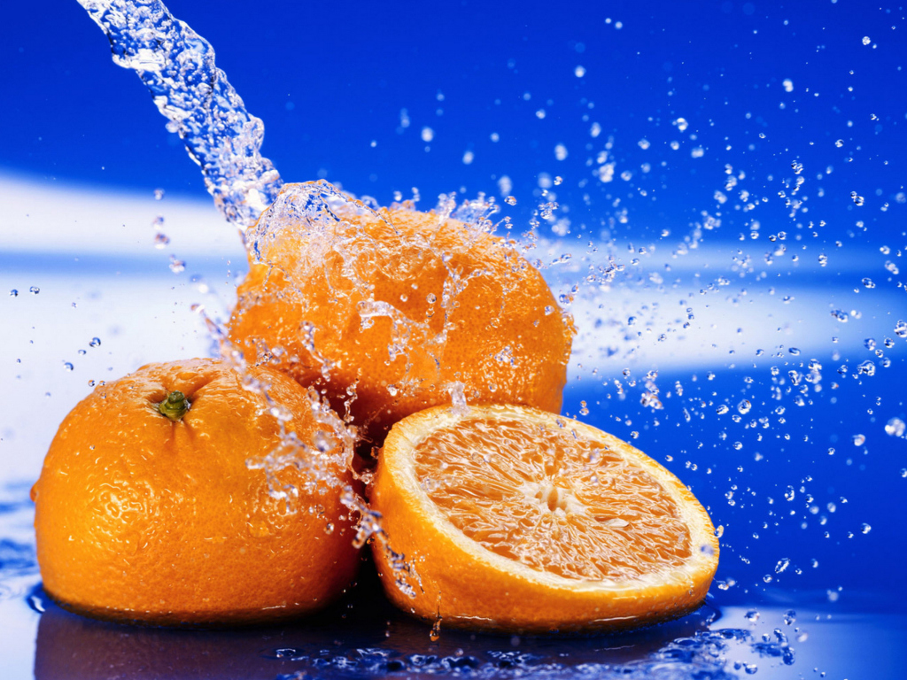 Обои Juicy Oranges In Water Drops 1024x768