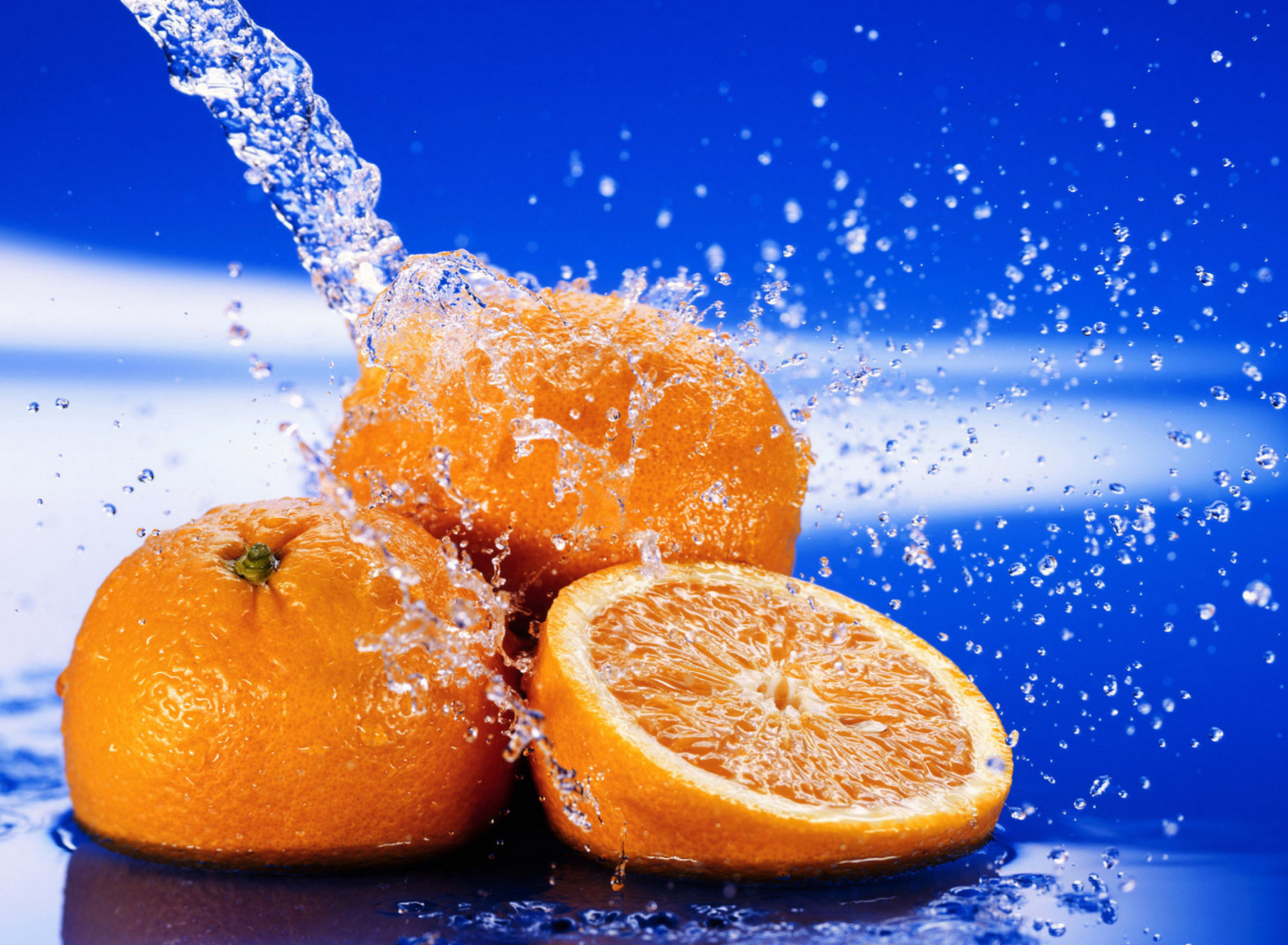 Fondo de pantalla Juicy Oranges In Water Drops 1920x1408