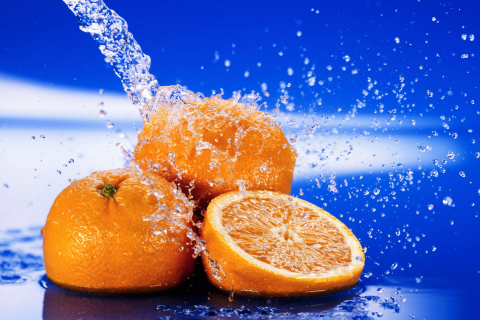 Fondo de pantalla Juicy Oranges In Water Drops 480x320