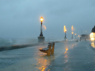 Sfondi Embankment during the hurricane 320x240