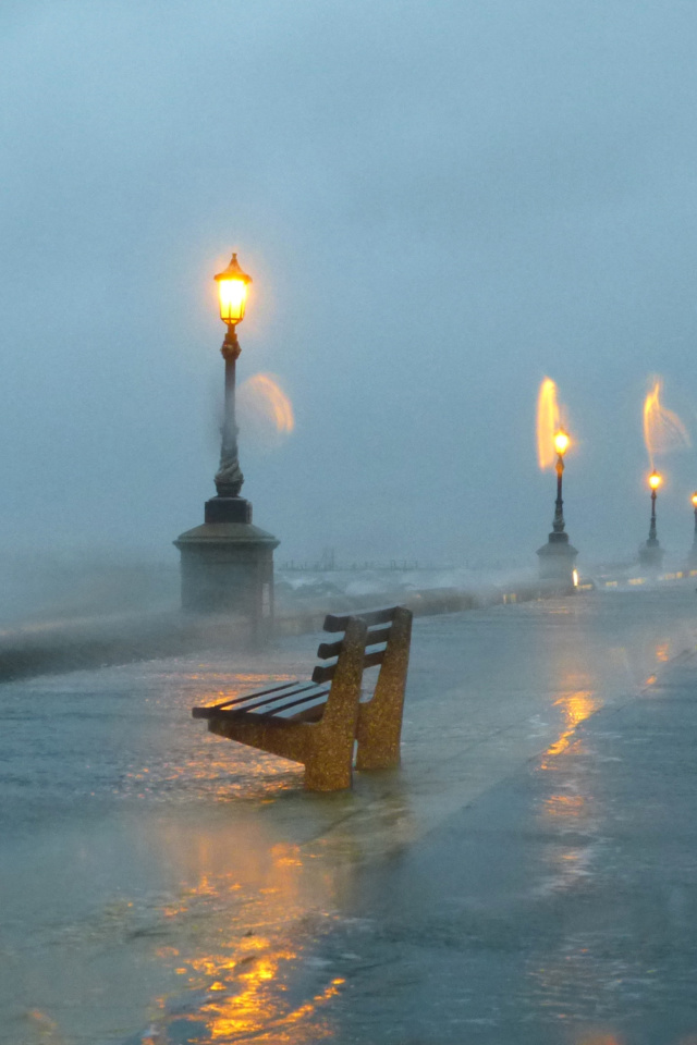 Sfondi Embankment during the hurricane 640x960