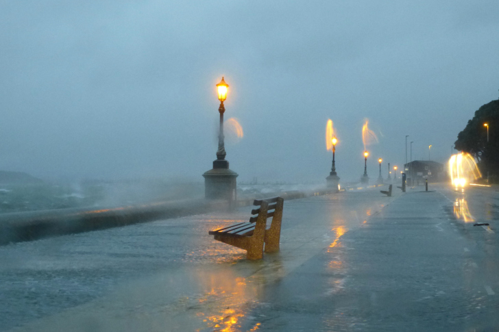Screenshot №1 pro téma Embankment during the hurricane