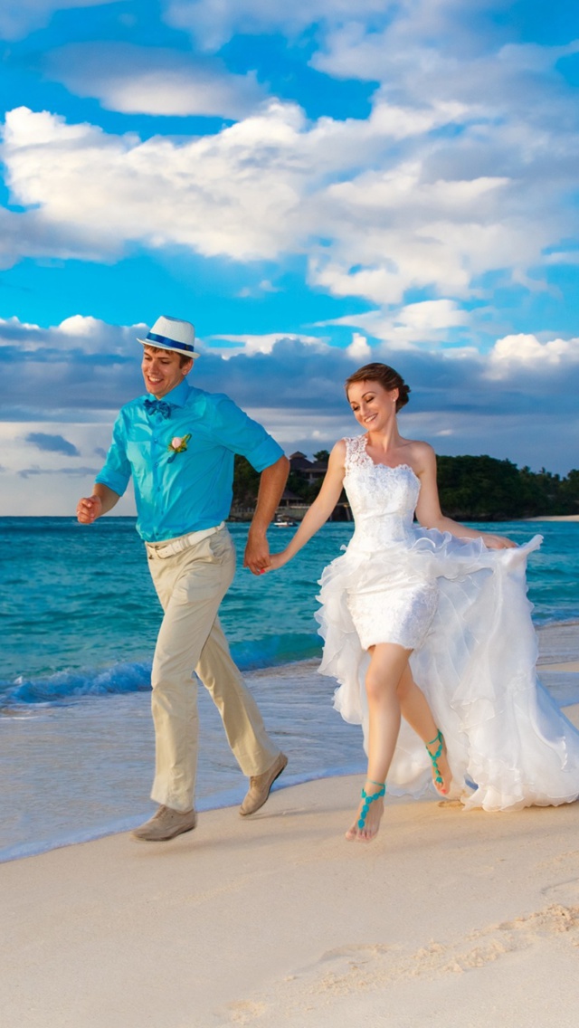 Happy newlyweds at sea wallpaper 640x1136