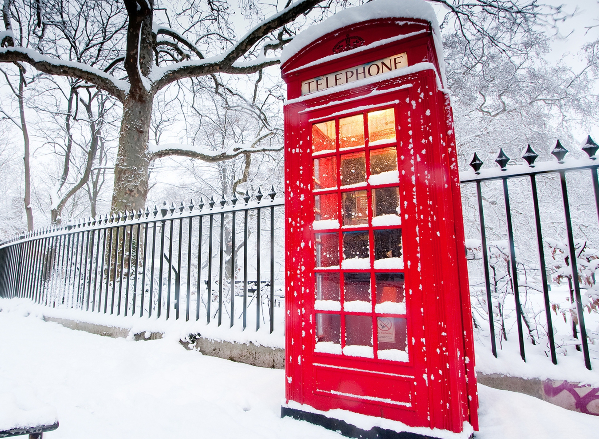 English Red Telephone Booth wallpaper 1920x1408