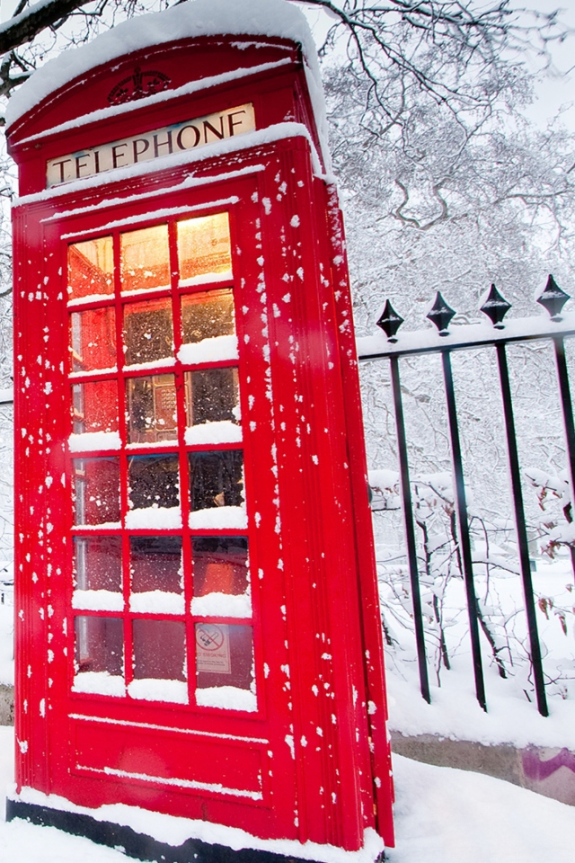 Sfondi English Red Telephone Booth 640x960