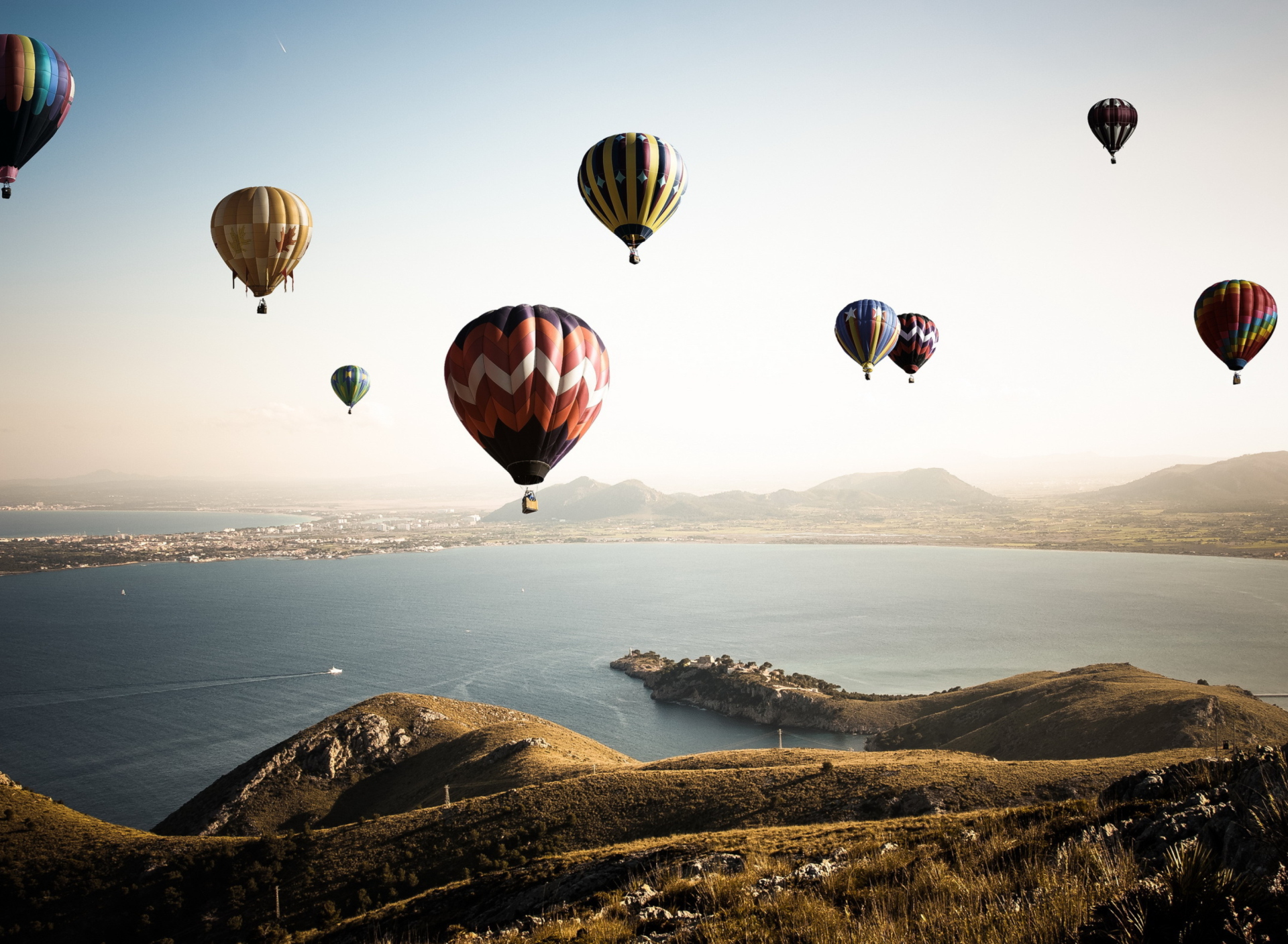 Обои Air Balloons In Sky Above Ground 1920x1408