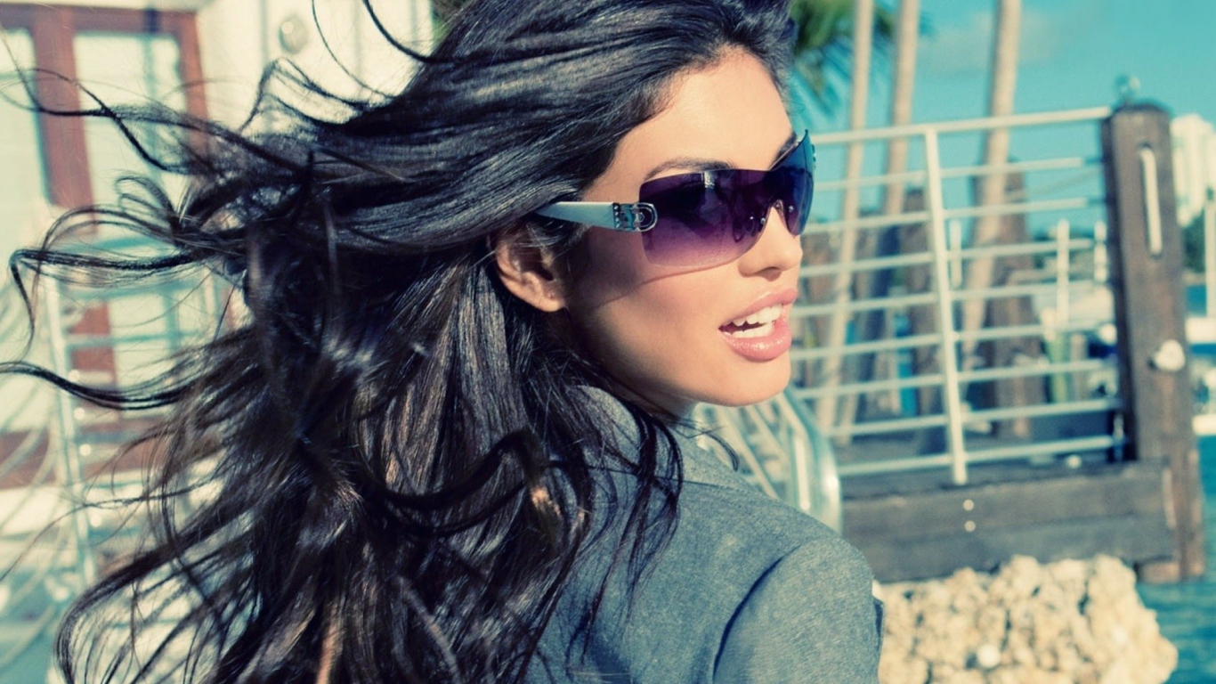 Screenshot №1 pro téma Girl In Sunglasses 1366x768