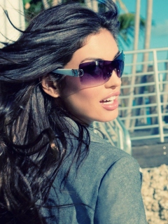 Girl In Sunglasses screenshot #1 240x320