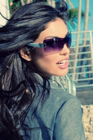 Girl In Sunglasses wallpaper 320x480