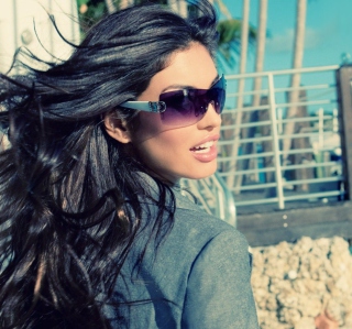Girl In Sunglasses - Obrázkek zdarma pro HP TouchPad