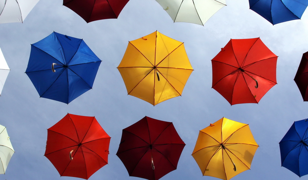 Das Colorful Umbrellas In Blue Sky Wallpaper 1024x600