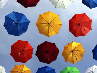 Sfondi Colorful Umbrellas In Blue Sky 320x240