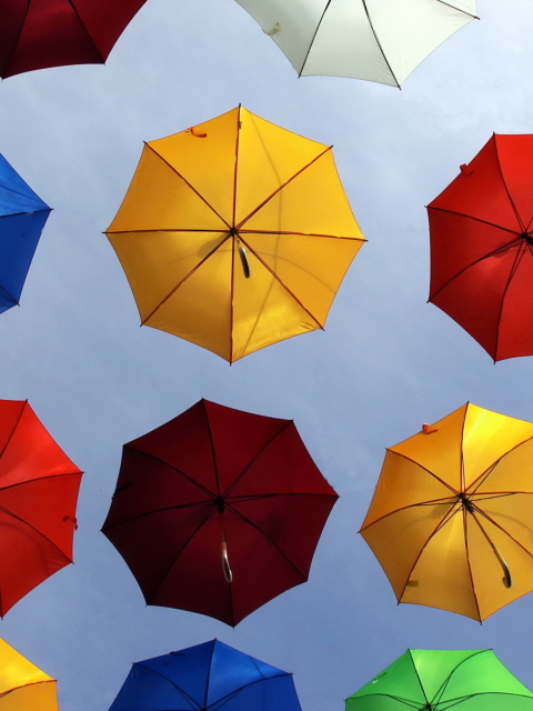 Das Colorful Umbrellas In Blue Sky Wallpaper 480x640