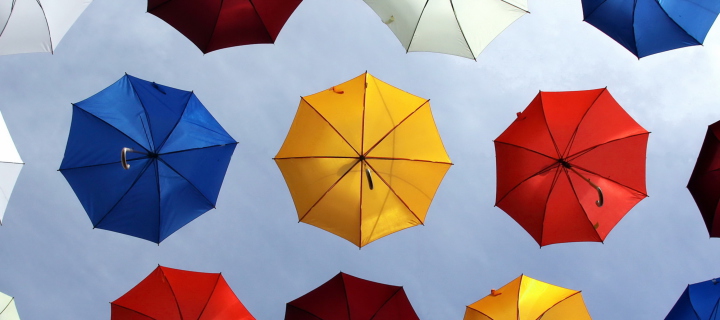 Screenshot №1 pro téma Colorful Umbrellas In Blue Sky 720x320