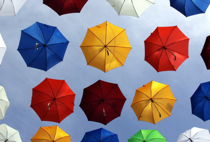 Das Colorful Umbrellas In Blue Sky Wallpaper