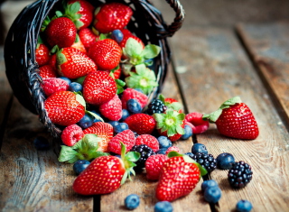 Free Berries Picture for Android, iPhone and iPad