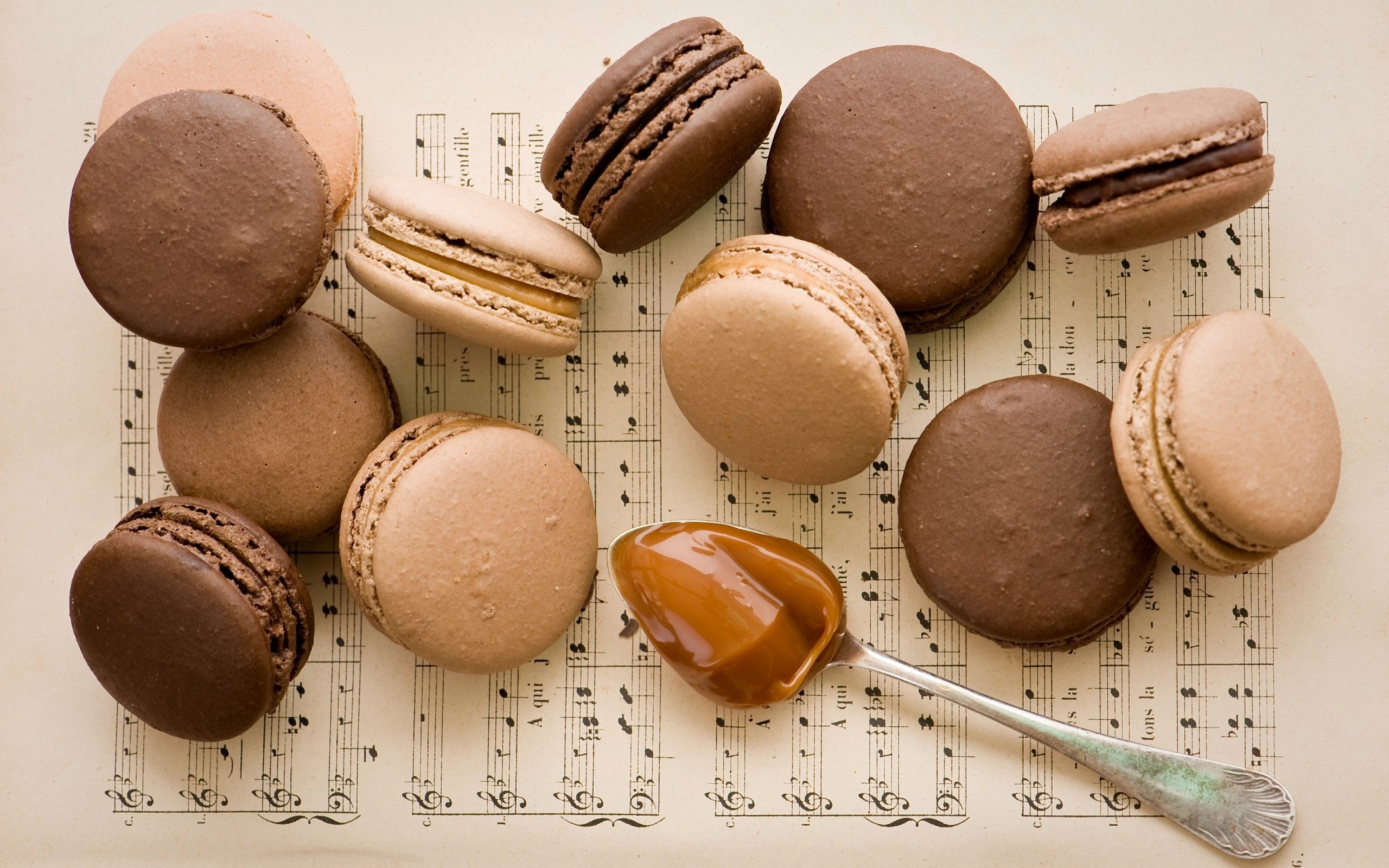 Das Caramel Macaron Wallpaper 2560x1600