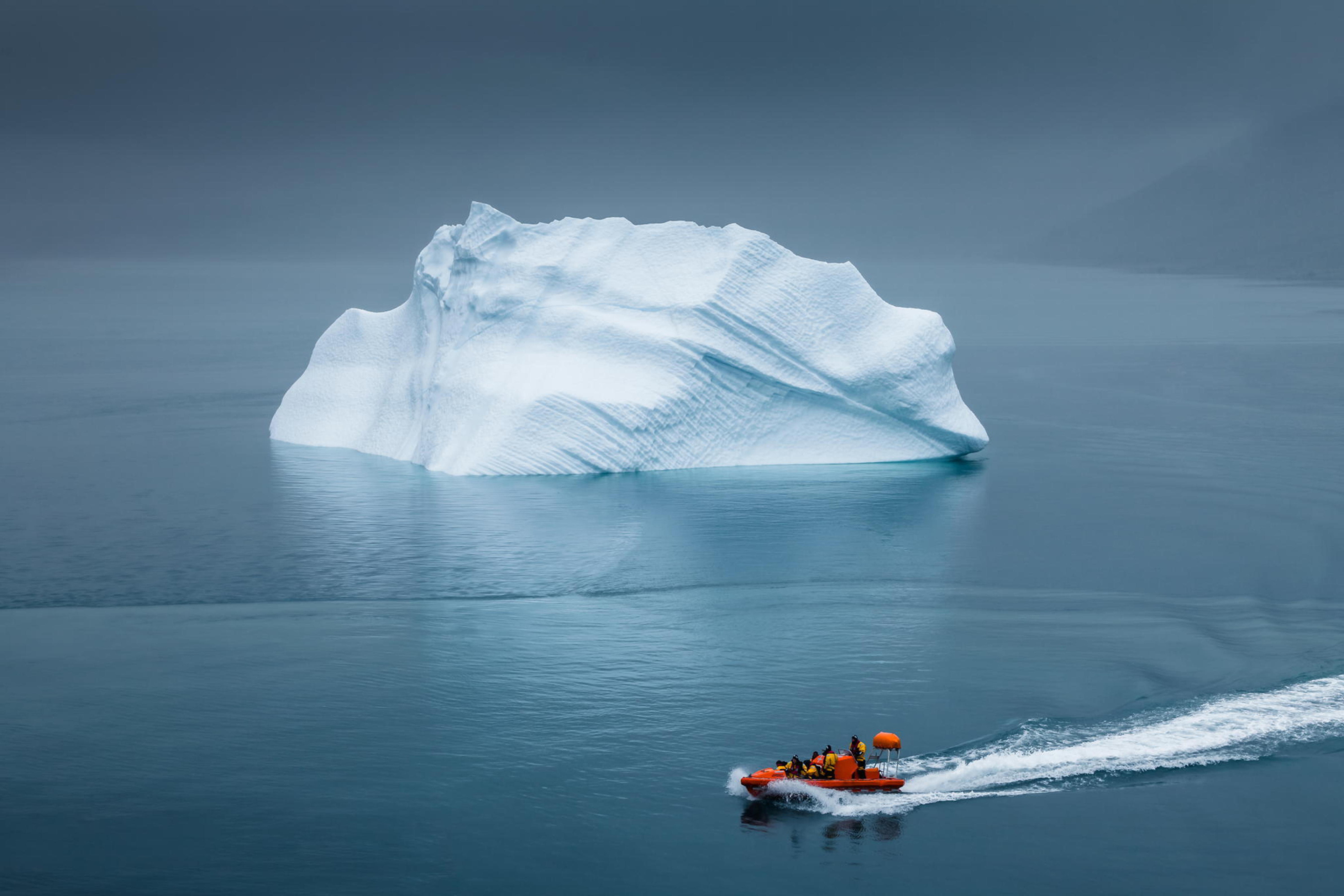 Das Greenland Iceberg Lifeboat Wallpaper 2880x1920