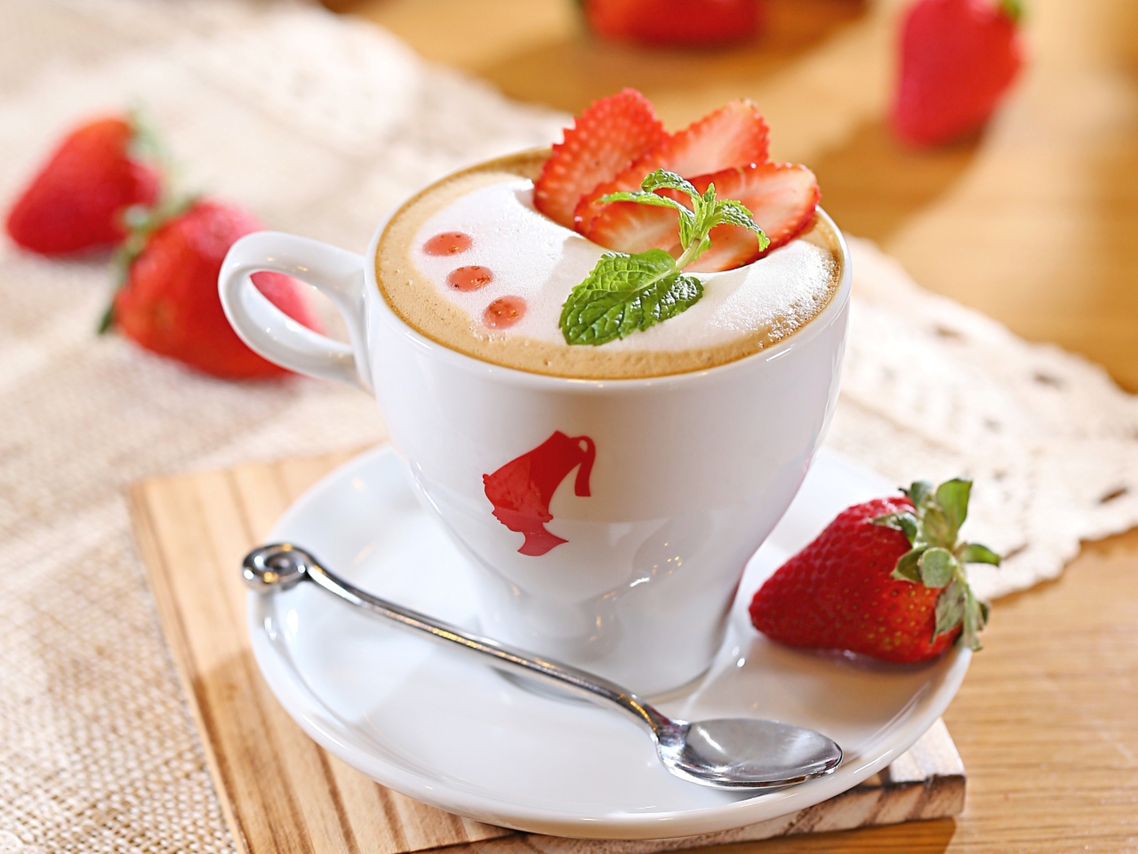 Das Strawberry Cappuccino Wallpaper 1280x960