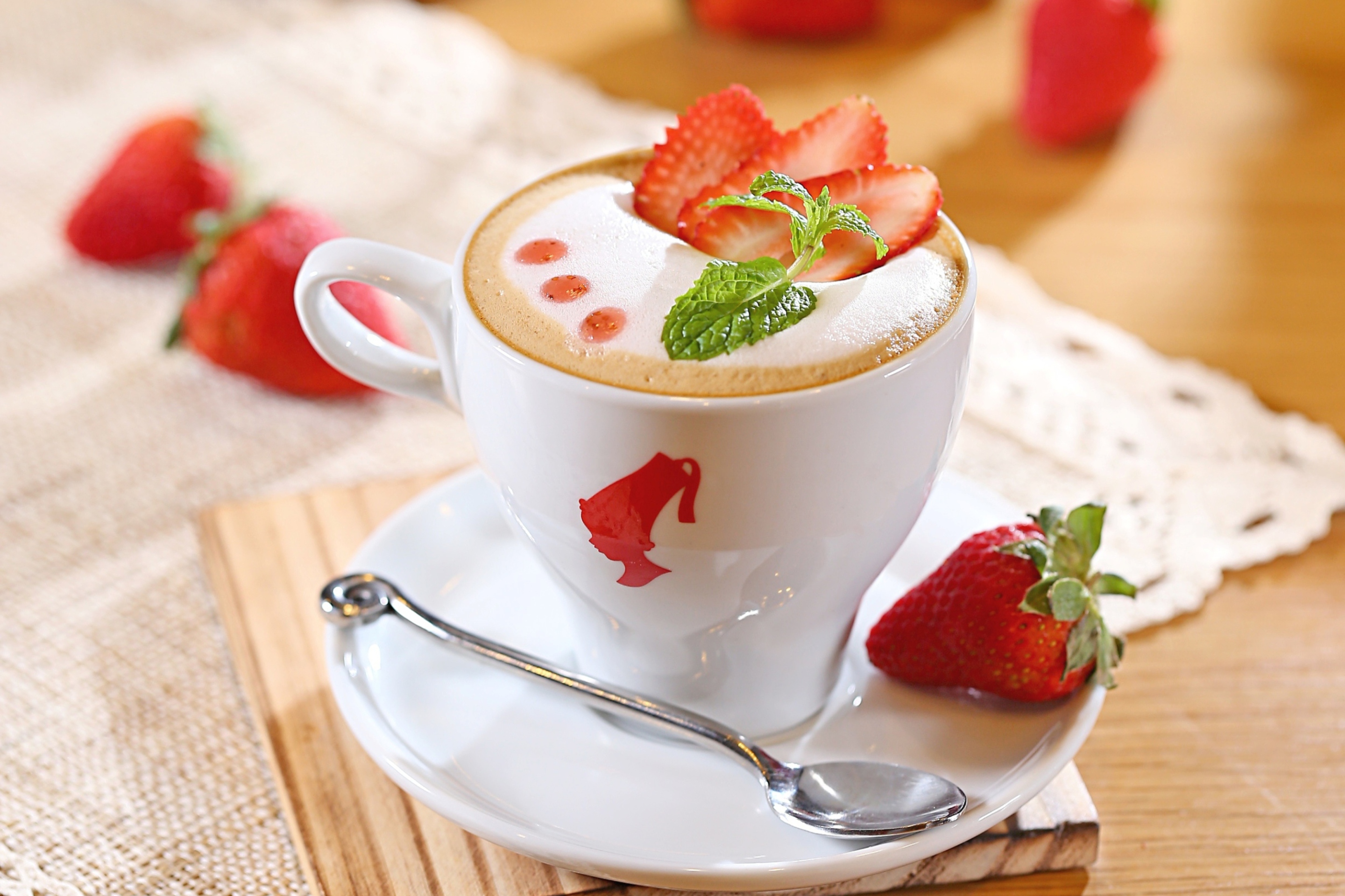 Strawberry Cappuccino wallpaper 2880x1920