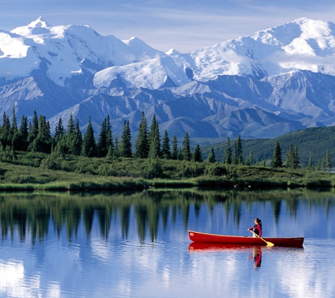 Fondo de pantalla Canoe In Mountain Lake 1080x960