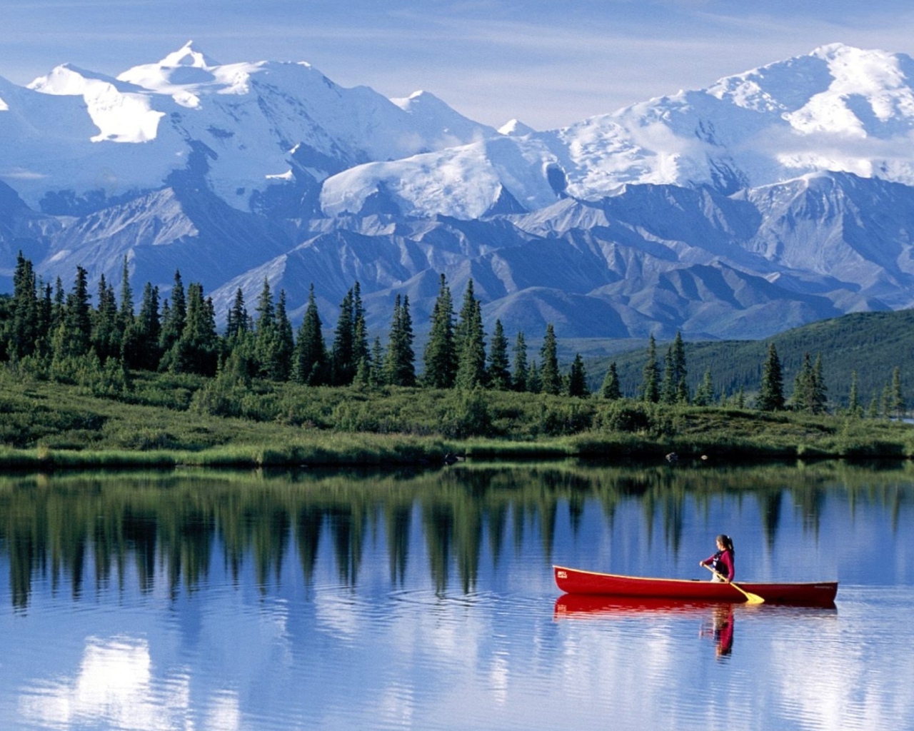 Fondo de pantalla Canoe In Mountain Lake 1280x1024