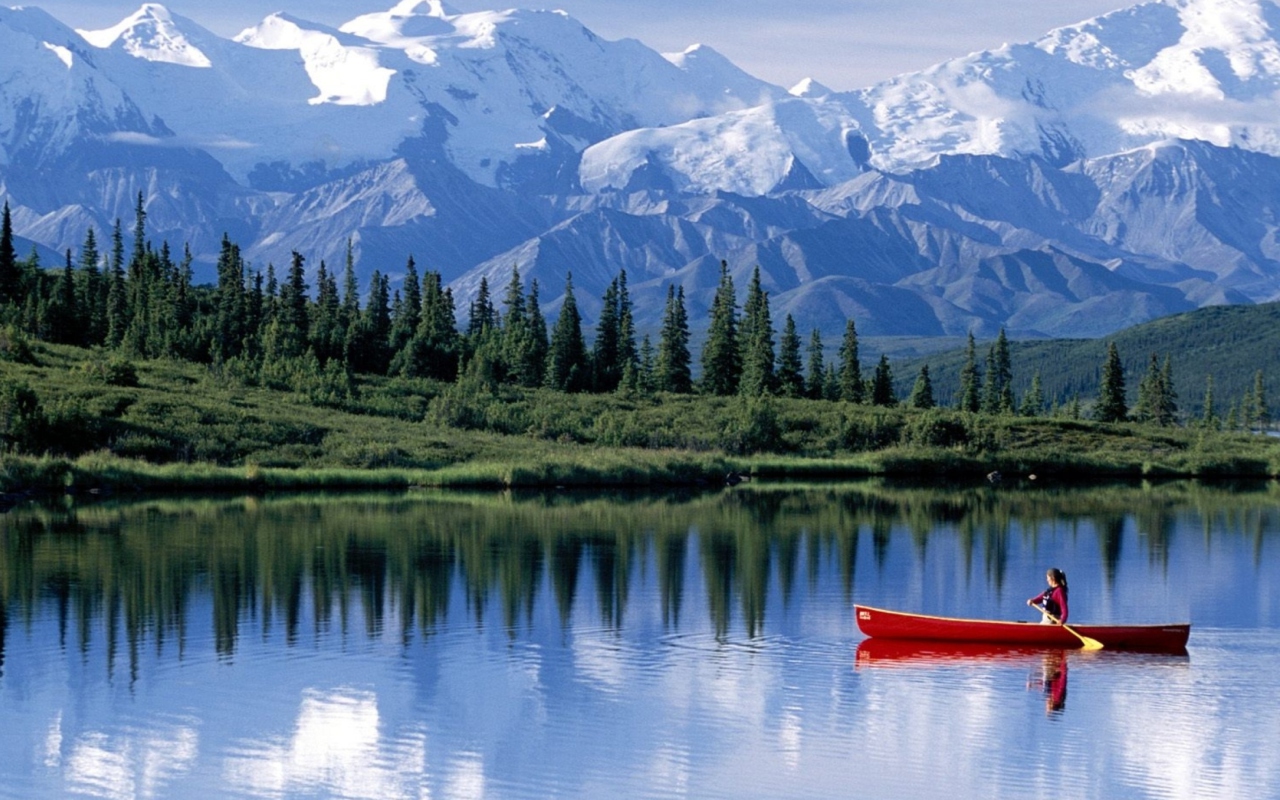 Das Canoe In Mountain Lake Wallpaper 1280x800