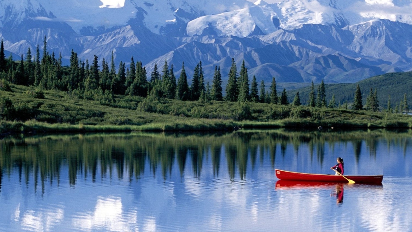 Das Canoe In Mountain Lake Wallpaper 1366x768