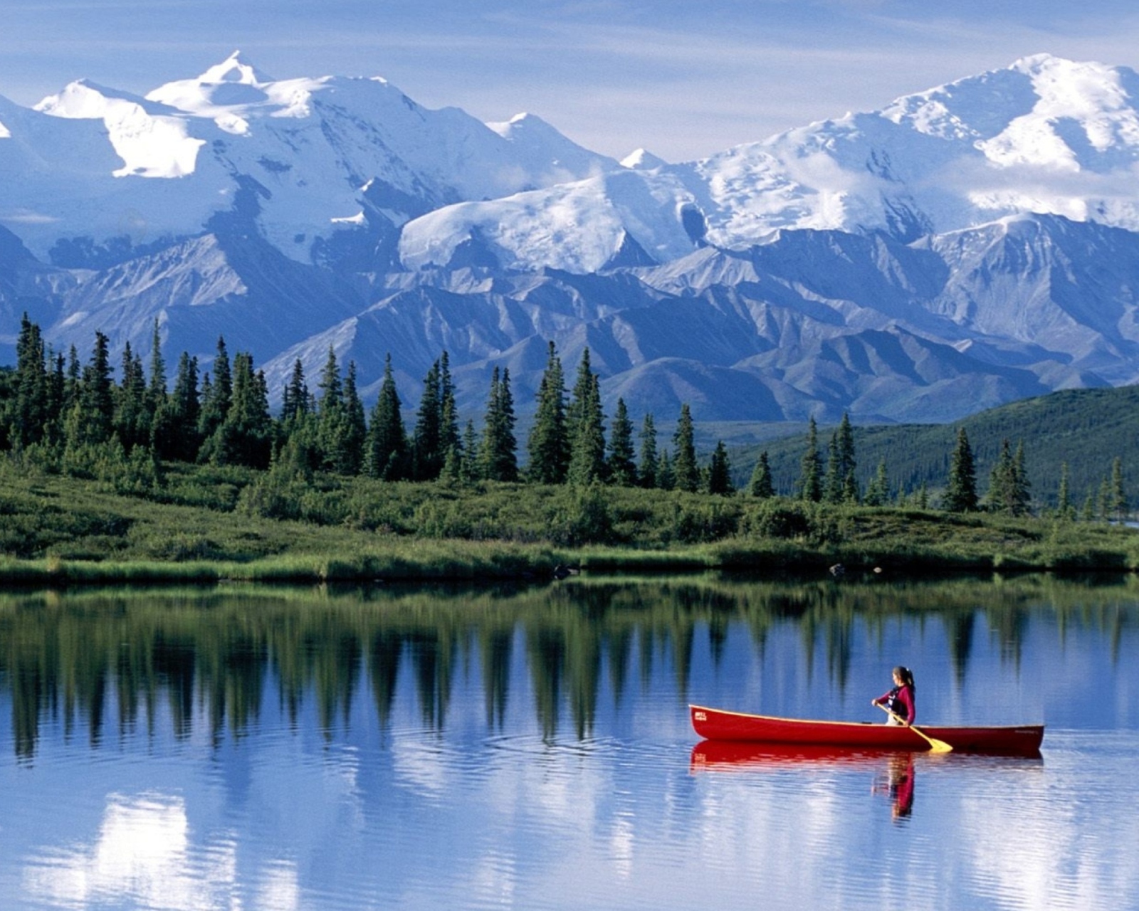 Fondo de pantalla Canoe In Mountain Lake 1600x1280