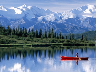 Das Canoe In Mountain Lake Wallpaper 320x240