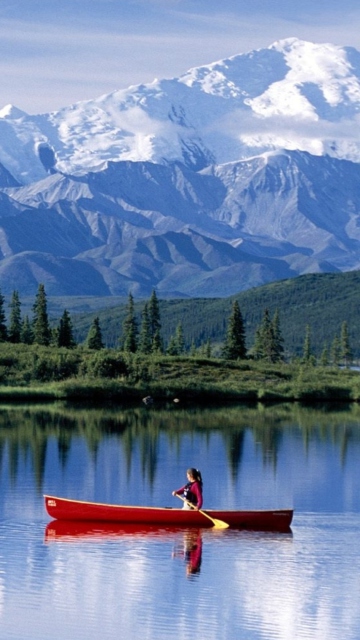 Fondo de pantalla Canoe In Mountain Lake 360x640