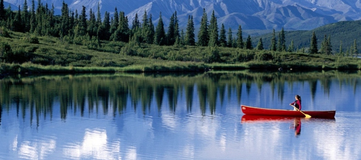 Das Canoe In Mountain Lake Wallpaper 720x320