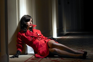 Keira Knightley In Red Coat sfondi gratuiti per HTC Raider 4G