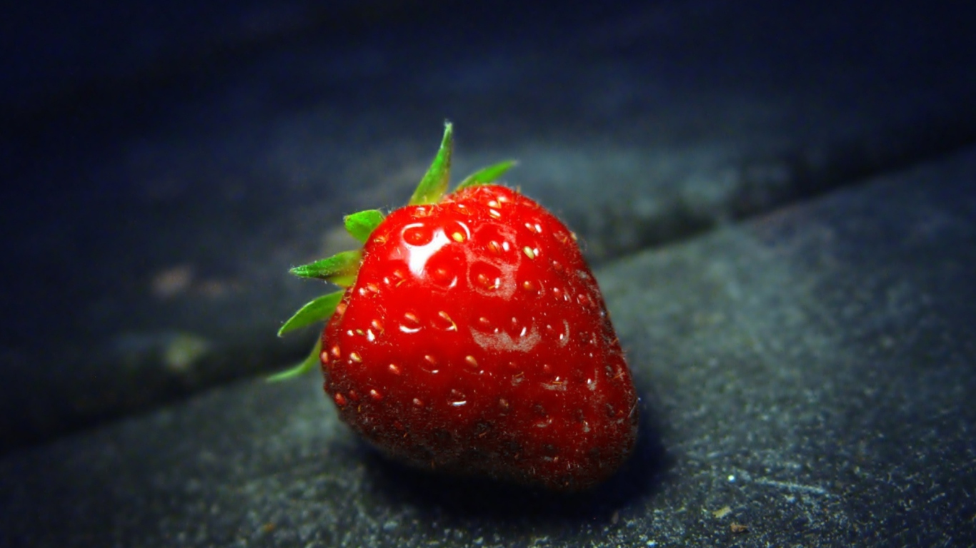 Sfondi Red Strawberry 1366x768