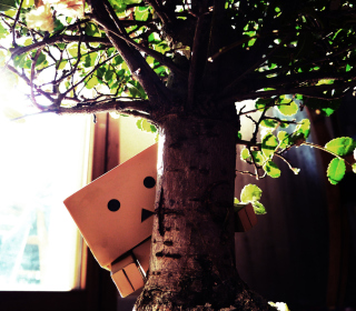 Little Danbo Hiding Behind Plant - Obrázkek zdarma pro iPad mini