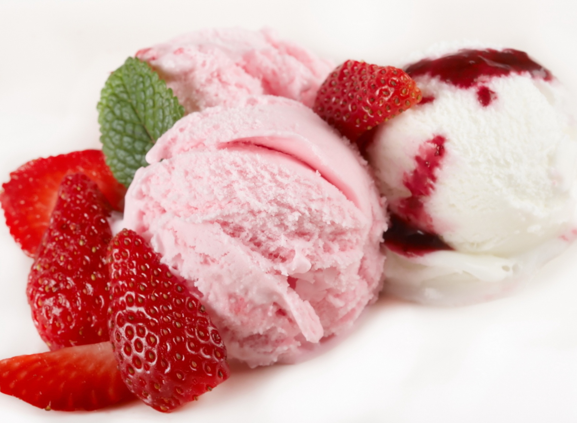 Das Strawberry Ice Cream Wallpaper 1920x1408