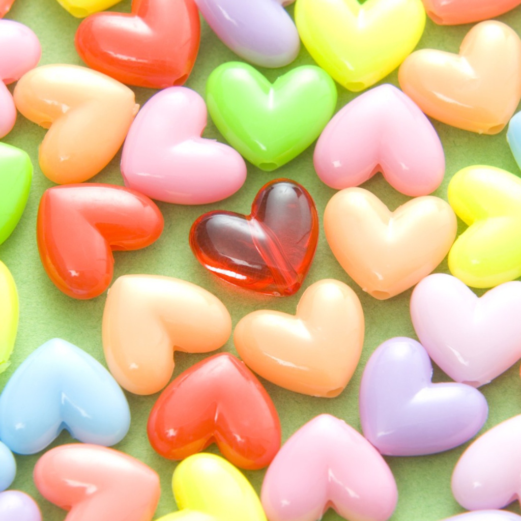 Обои Colorful Hearts 1024x1024