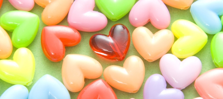 Обои Colorful Hearts 720x320