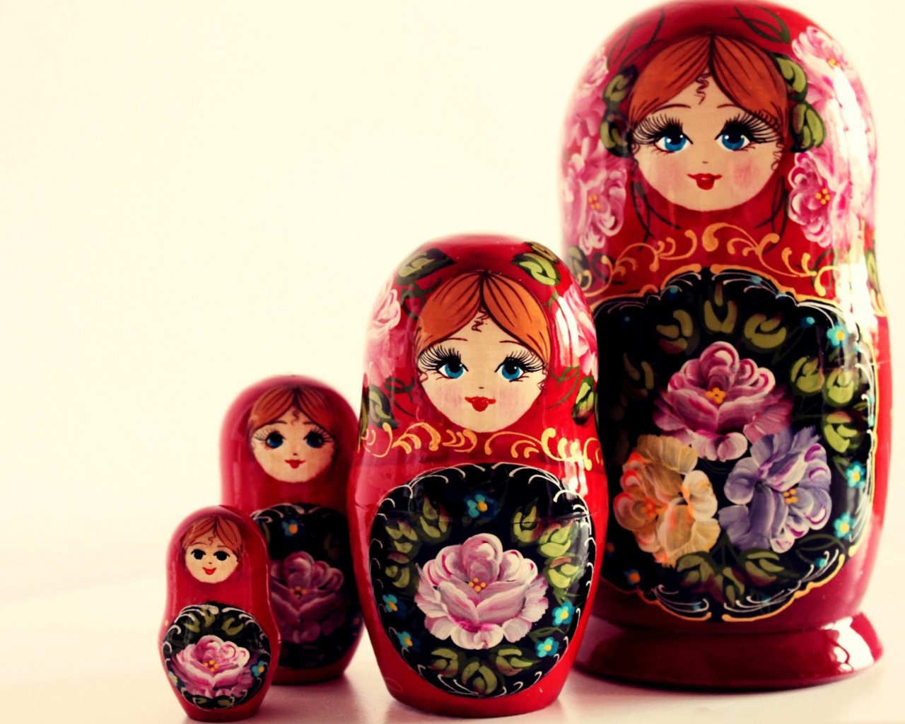Обои Russian Dolls 1280x1024