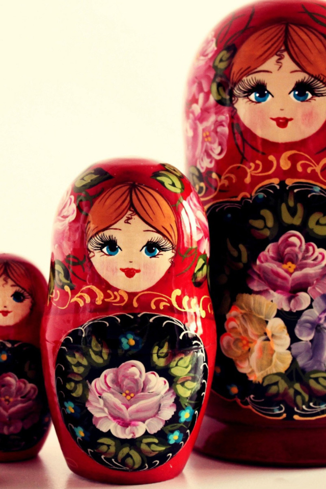 Обои Russian Dolls 640x960