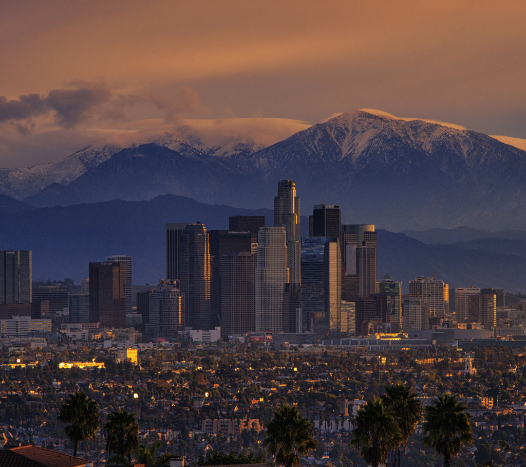 Das California Mountains And Los Angeles Skyscrappers Wallpaper 1080x960