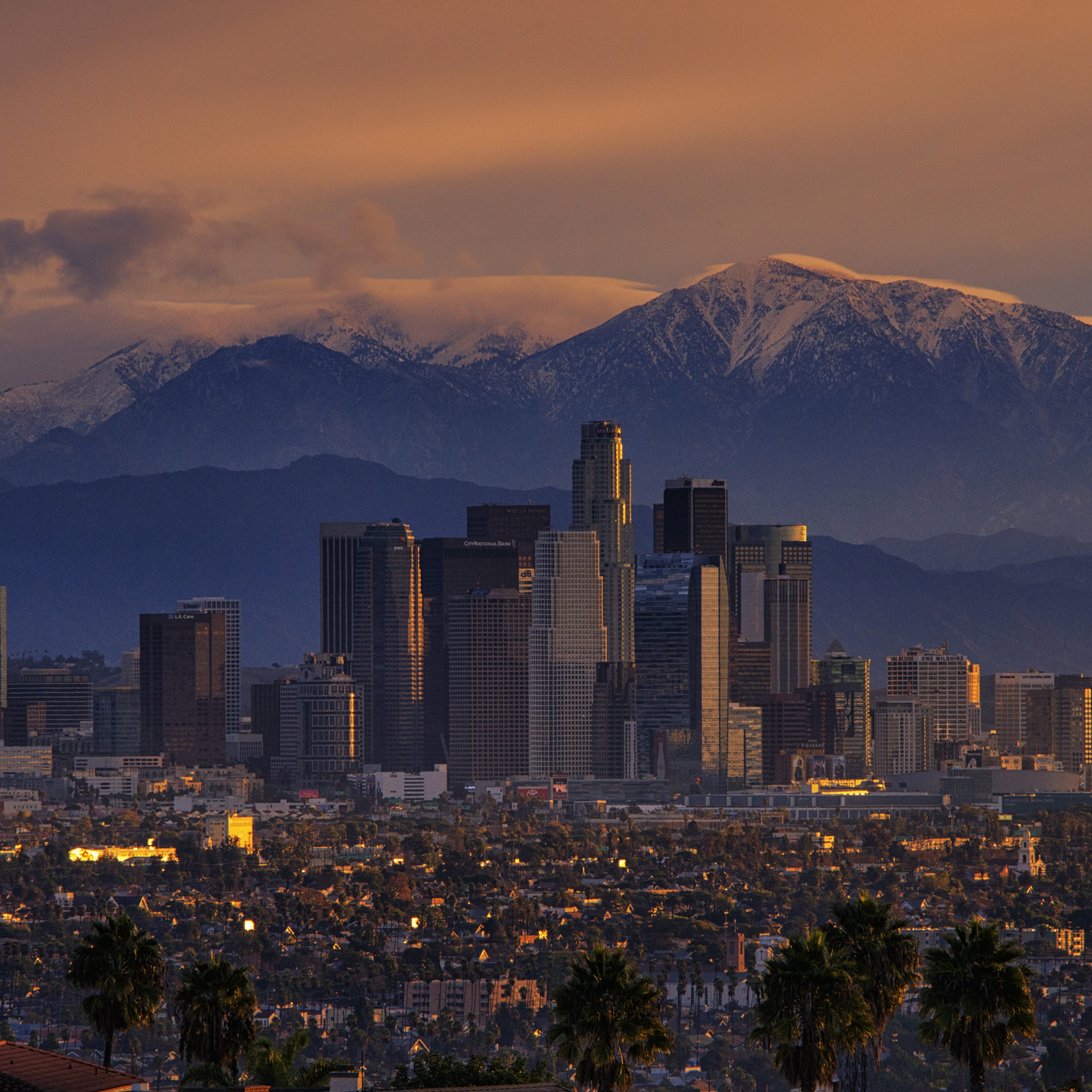 Das California Mountains And Los Angeles Skyscrappers Wallpaper 2048x2048