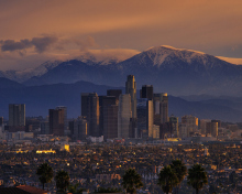 Обои California Mountains And Los Angeles Skyscrappers 220x176