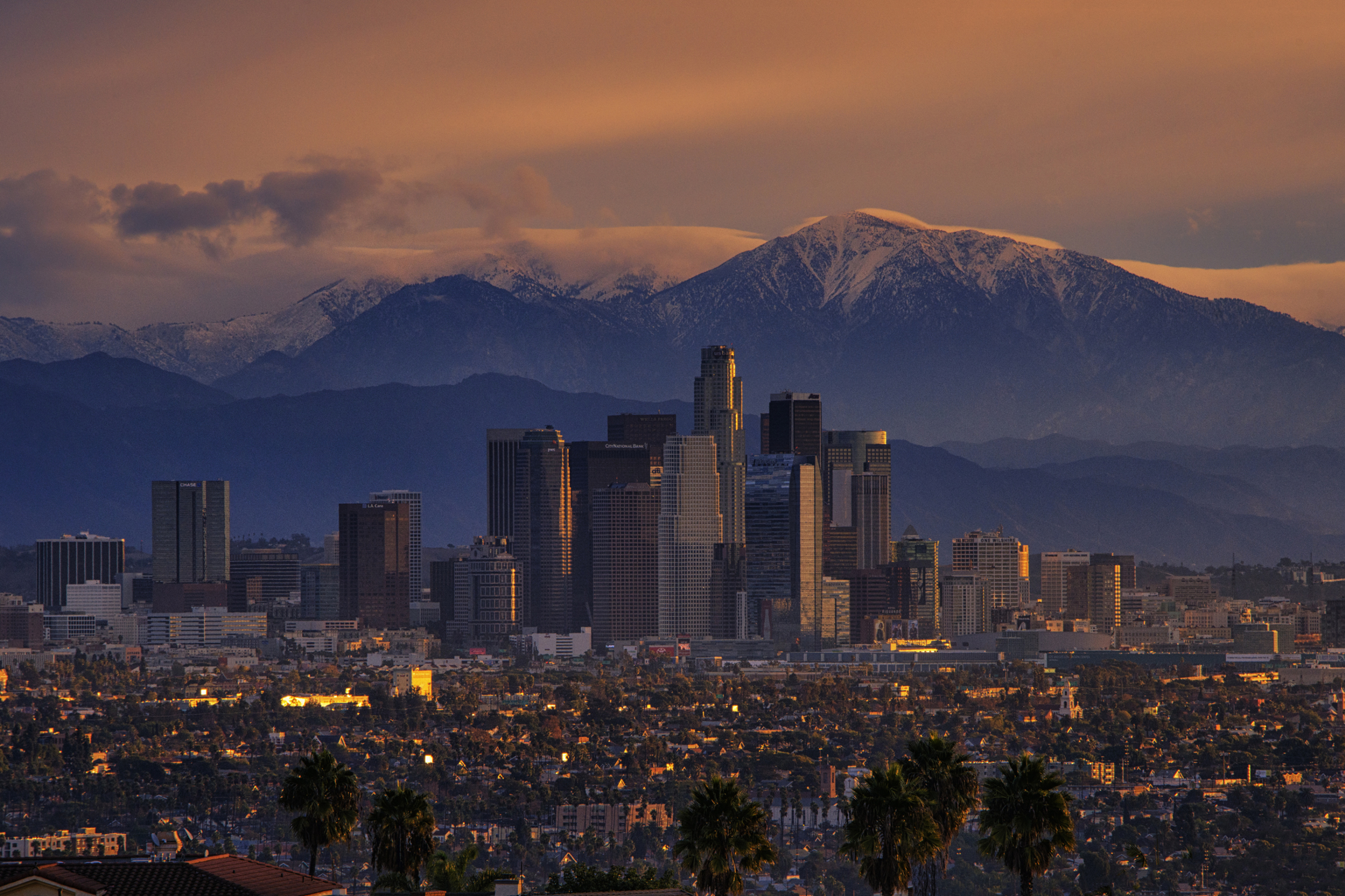 Fondo de pantalla California Mountains And Los Angeles Skyscrappers 2880x1920