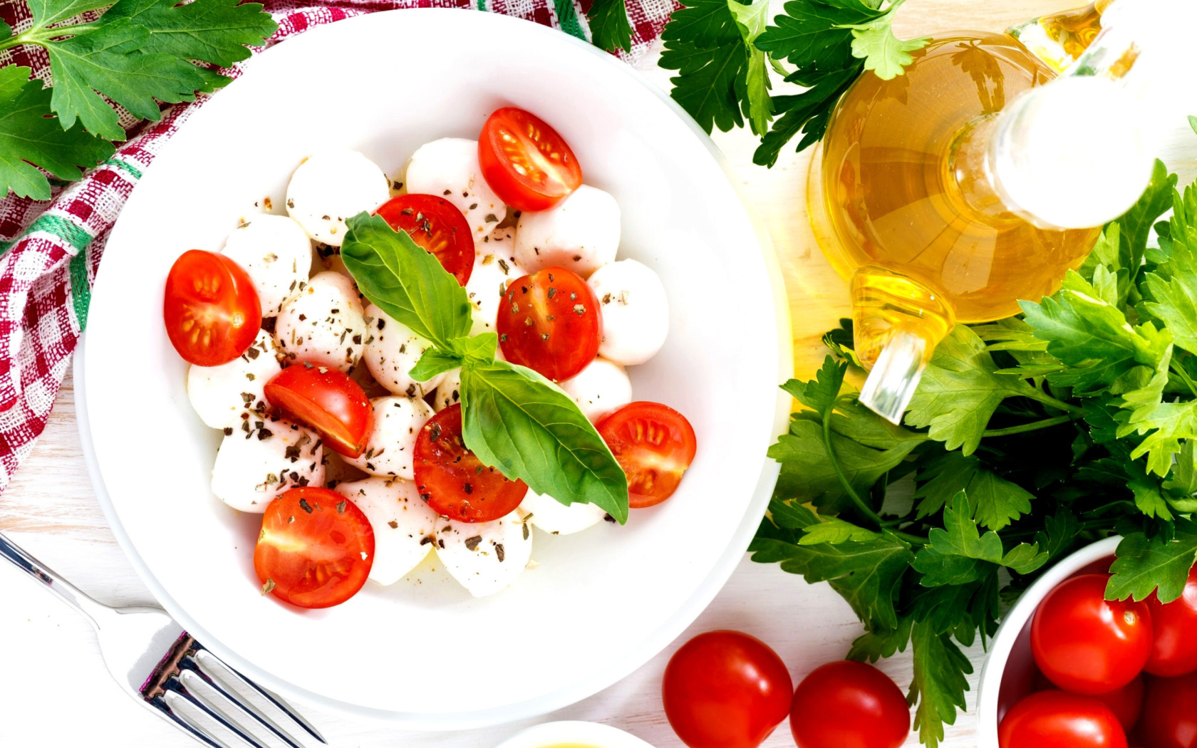 Salat, basil, parsley, mozzarella, tomatoes wallpaper 1680x1050