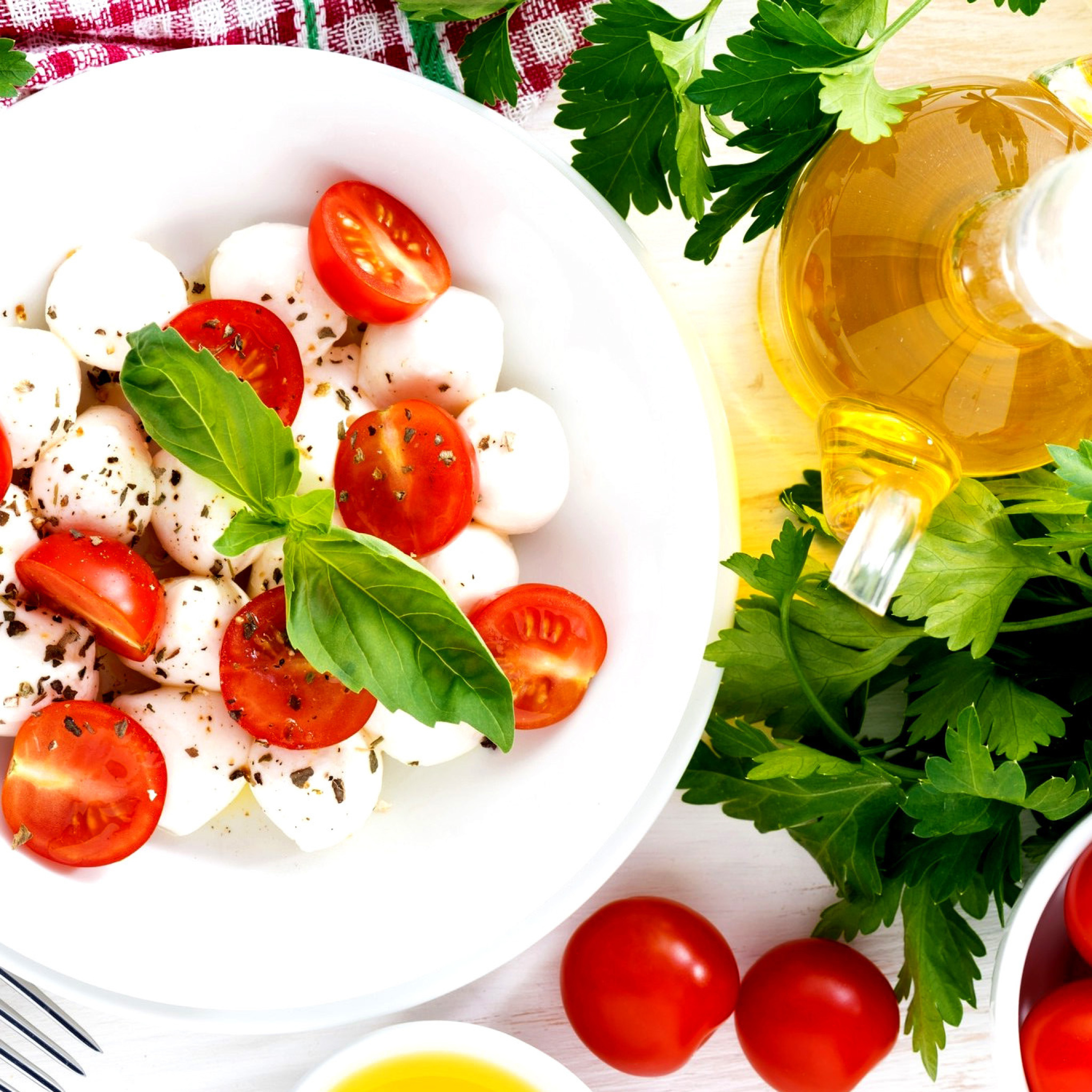 Fondo de pantalla Salat, basil, parsley, mozzarella, tomatoes 2048x2048