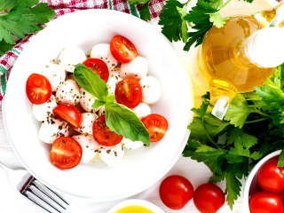 Fondo de pantalla Salat, basil, parsley, mozzarella, tomatoes 320x240