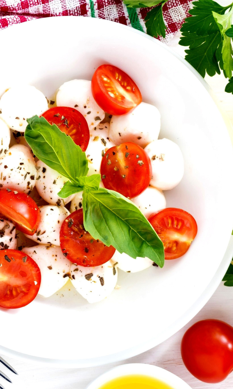 Fondo de pantalla Salat, basil, parsley, mozzarella, tomatoes 768x1280